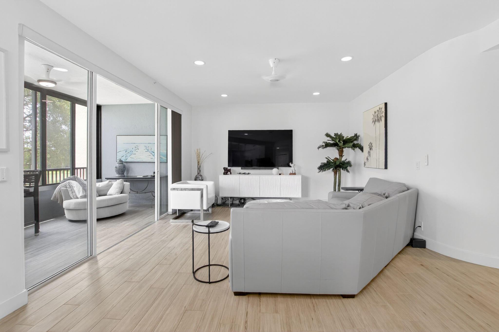 7546 La Paz Boulevard 205, Boca Raton, FL, 33433/$529,000 3 7546 La Paz Boulevard 205