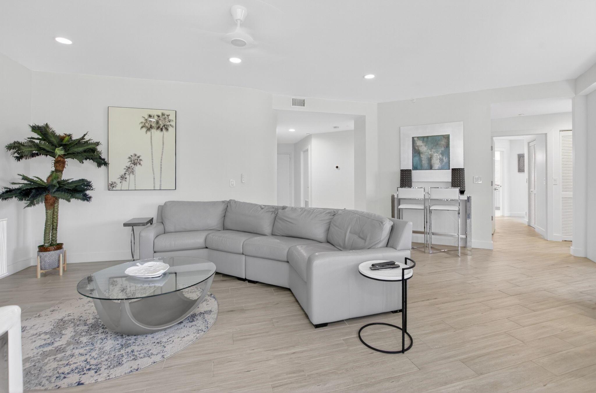 7546 La Paz Boulevard 205, Boca Raton, FL, 33433/$529,000 2 7546 La Paz Boulevard 205