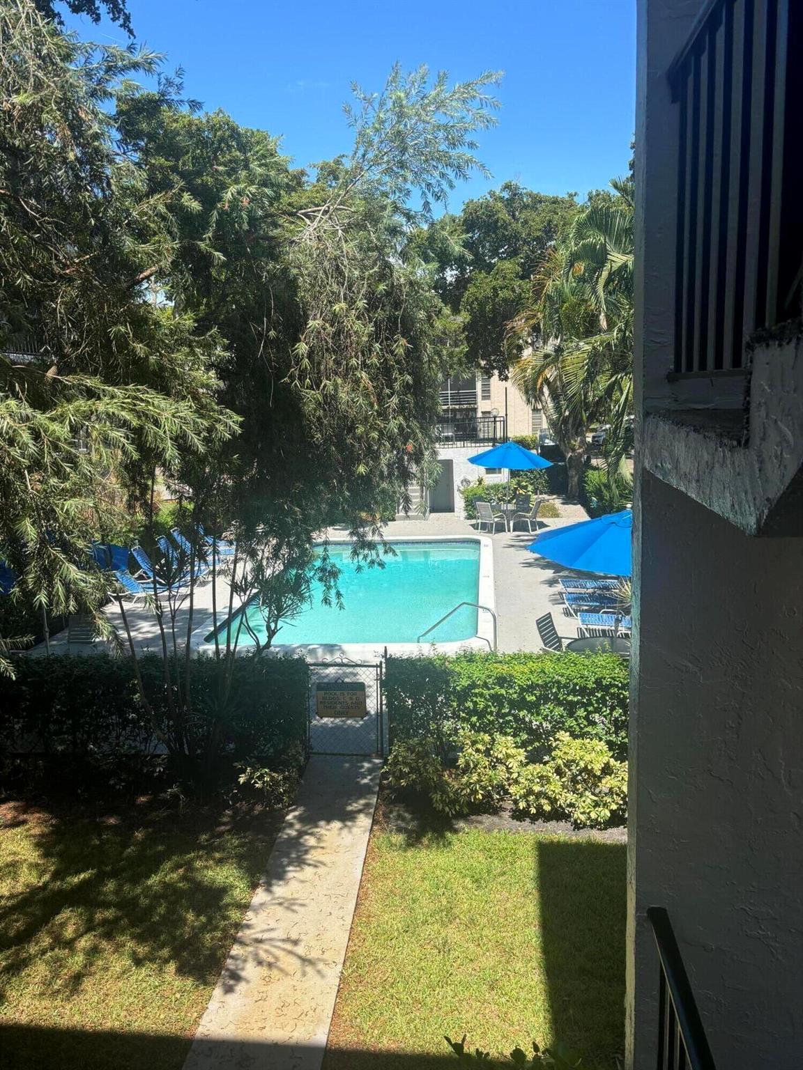 483 N Pine Island Road N C305