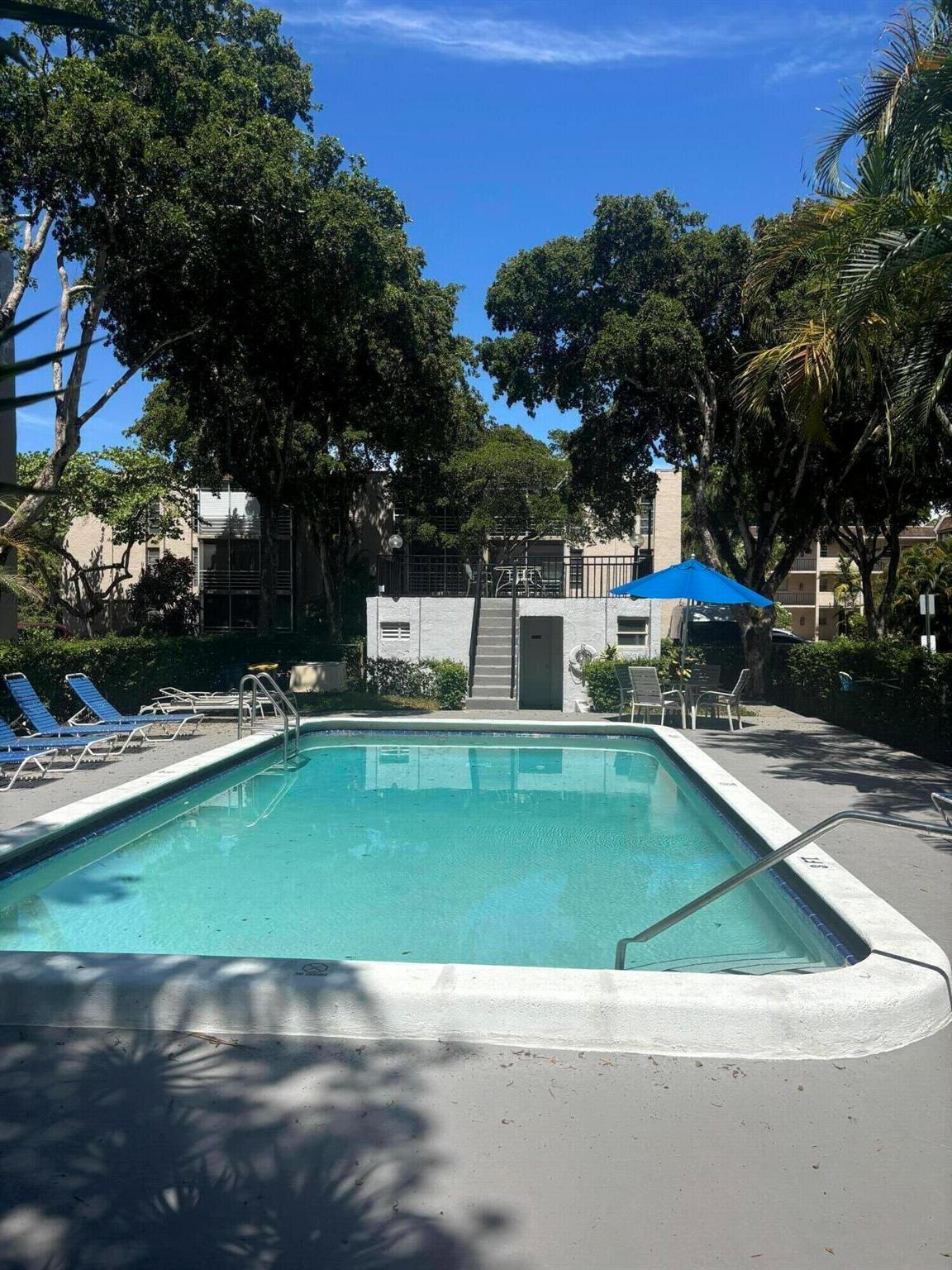 483 N Pine Island Road N C305