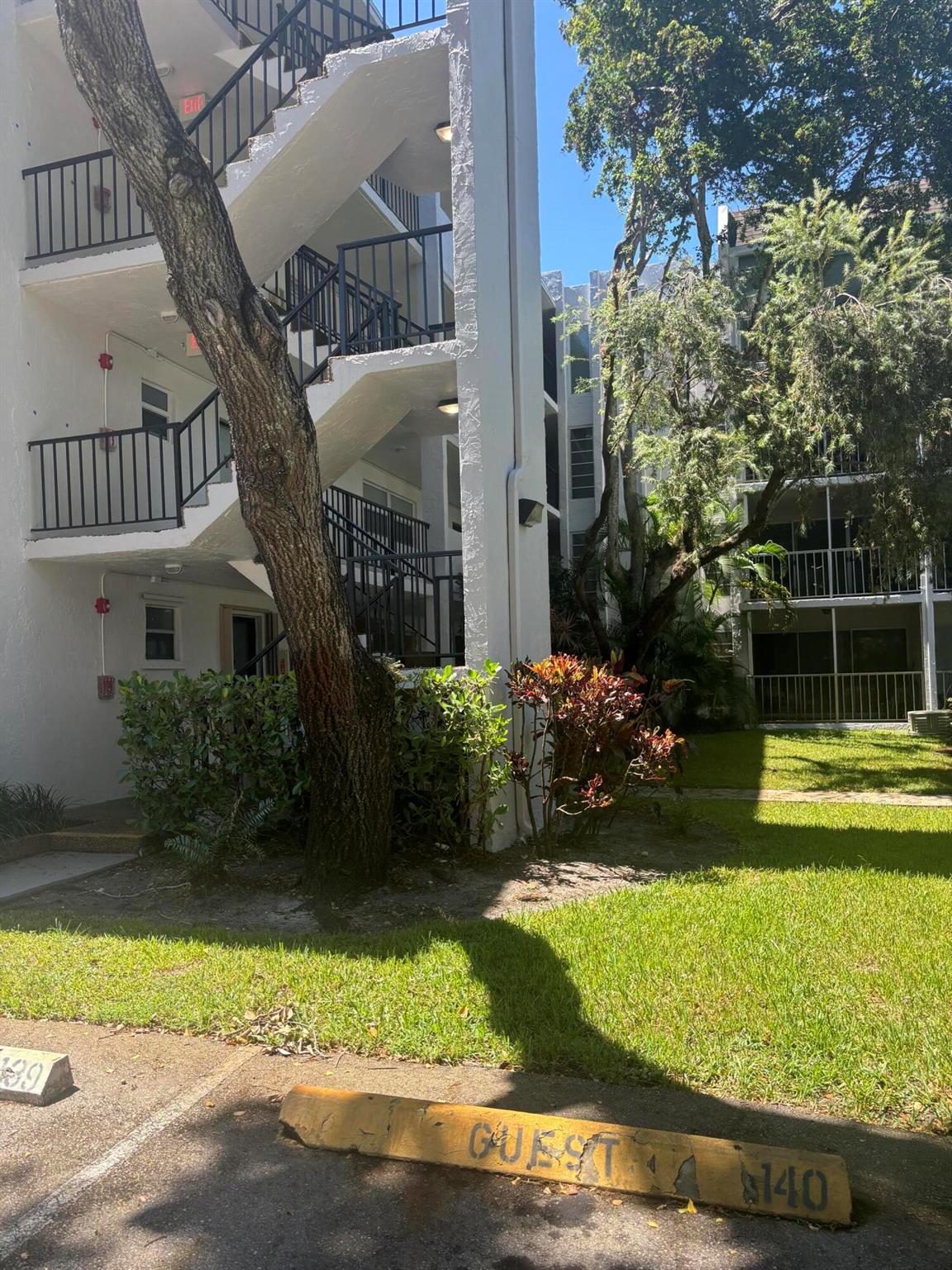 483 N Pine Island Road N C305
