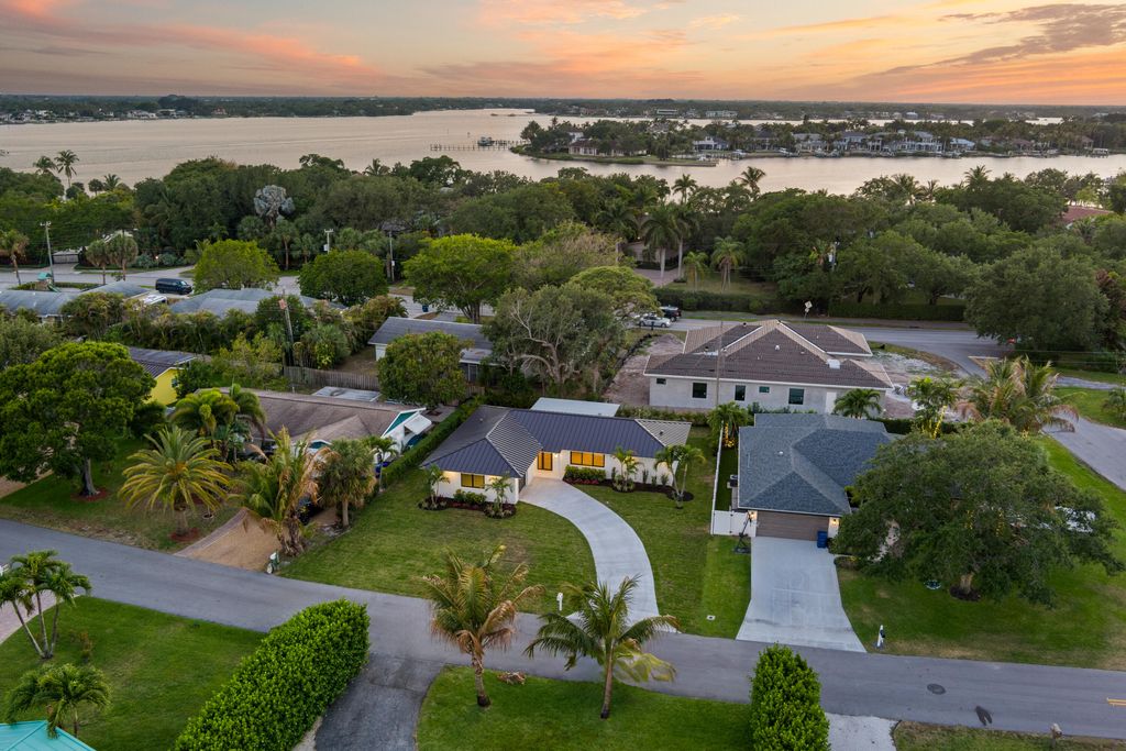 Photo of 128 W Norfolk Road, Jupiter, FL 33469 (MLS # B26021371)