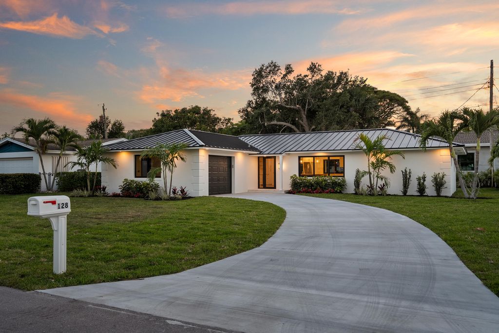 Photo of 128 W Norfolk Road, Jupiter, FL 33469 (MLS # B26021371)