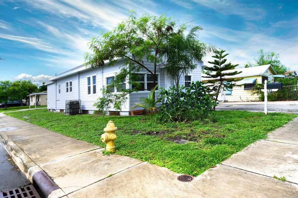 Photo of 701 Washington Avenue, Lake Worth Beach, FL 33460 (MLS # R11125073)
