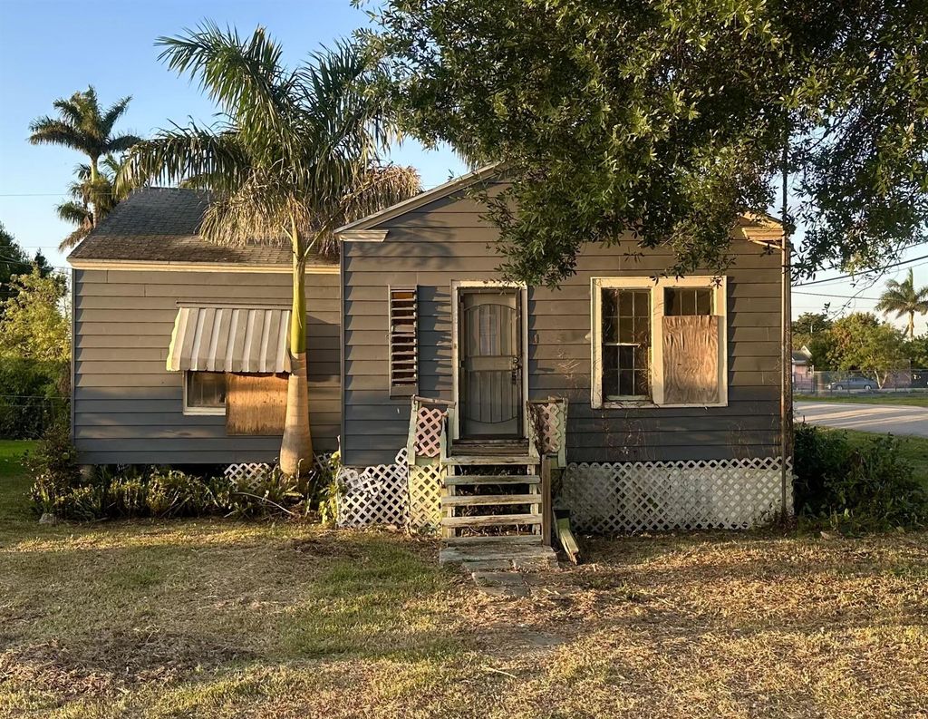 Photo of 201 SW Avenue D, Belle Glade, FL 33430 (MLS # R11066190)