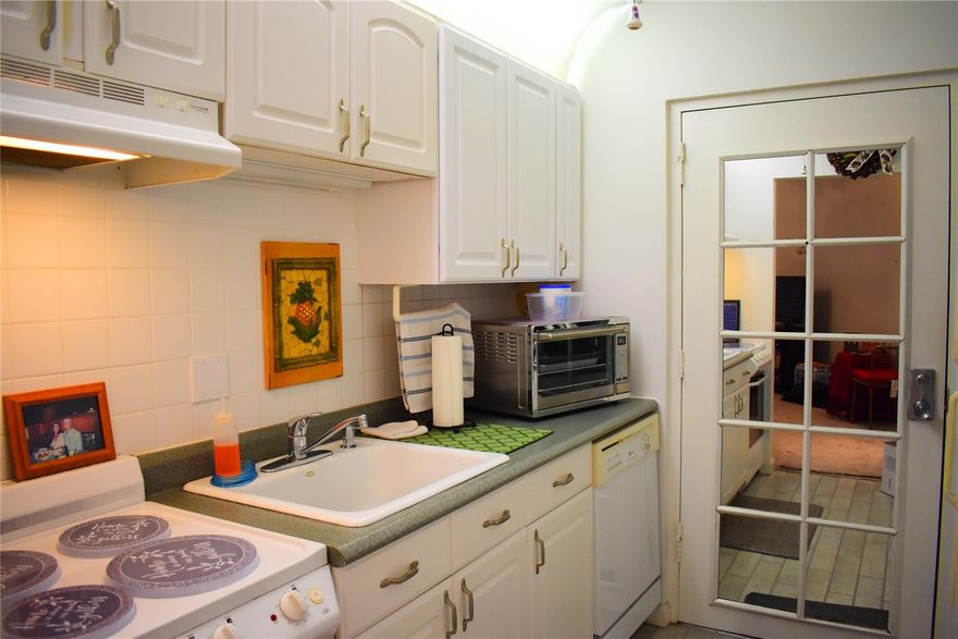 COZY EFFICIENCY IN BEAUTIFUL WATERFRONT PRIVATE ISLAND! GREAT POOL/GARDEN VIEW!  SEPARATE KITCHEN, BATH WITH STEP-IN SHOWER AND LARGE OPEN AREA FOR LIVING/SLEEPING AREAS.  WATER, SEWER, TRASH, BASIC CABLE AND INTERNET INCLUDED.  NEW IMPACT WINDOW.  RIVER REACH HAS JUST FINISHED NEW IMPACT WINDOWS & SLIDING GLASS DOORS, NEW EXTERIOR PAINT, NEW EXTERIOR LIGHTING, NEW LANDSCAPING AND MORE!  24 HR MANNED SECURITY, 3 HEATED POOLS, TENNIS, PICKLEBALL, FITNESS CENTER & KAYAK/PADDLEBOARD RACKS!  GREAT CENTRAL LOCATION - JUST MINUTES TO DOWNTOWN/LAS OLAS, BEACHES, RESTAURANTS, SHOPPING, PERFORMING ARTS CENTER, LIBRARY, PORT, AIRPORT AND ALL MAJOR EXPRESSWAYS!  RENTERS ARE NOT PERMITTED PETS OR DOCKAGE.  NO SMOKING IN UNIT, NO VEHICLES LONGER THAN 19'. MINIMUM CREDIT SCORE 700.