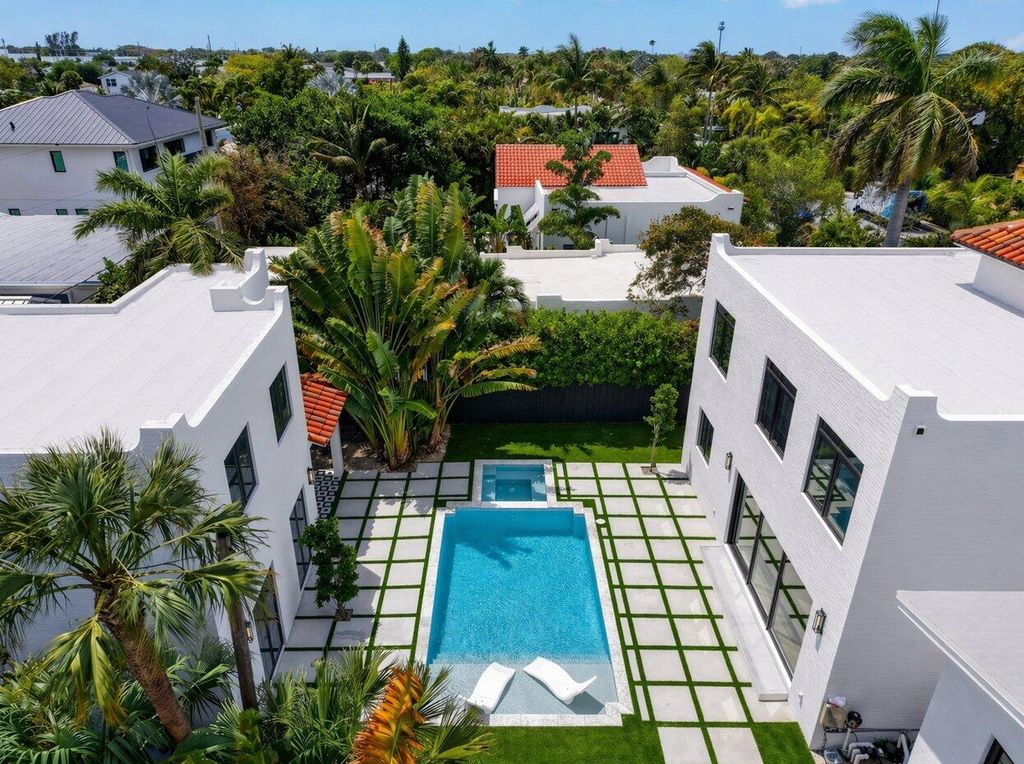 Photo of 312 Plymouth Road, West Palm Beach, FL 33405 (MLS # B26019384)