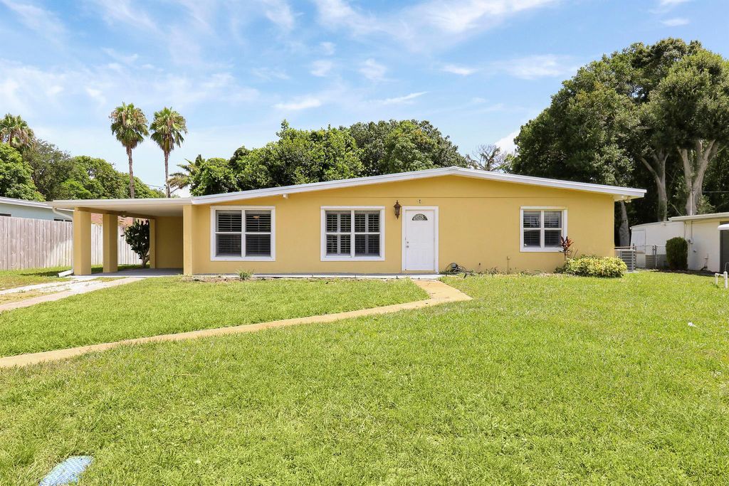 Photo of 1606 Yosemite Court, Fort Pierce, FL 34982 (MLS # R11002747)