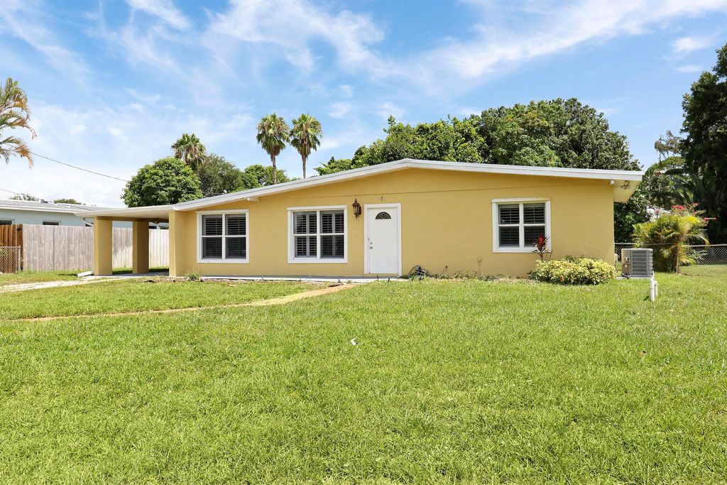 Photo of 1606 Yosemite Court, Fort Pierce, FL 34982 (MLS # R11002747)