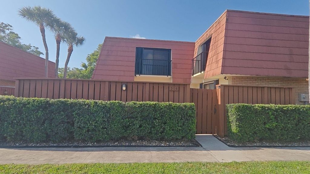 Photo of 306 Buttonwood Lane #306, Boynton Beach, FL 33436 (MLS # F10492836)