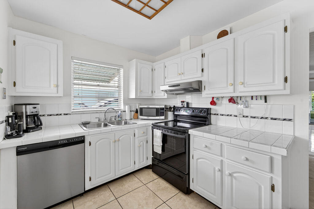 COUNTRY MANORS CONDO - Residential