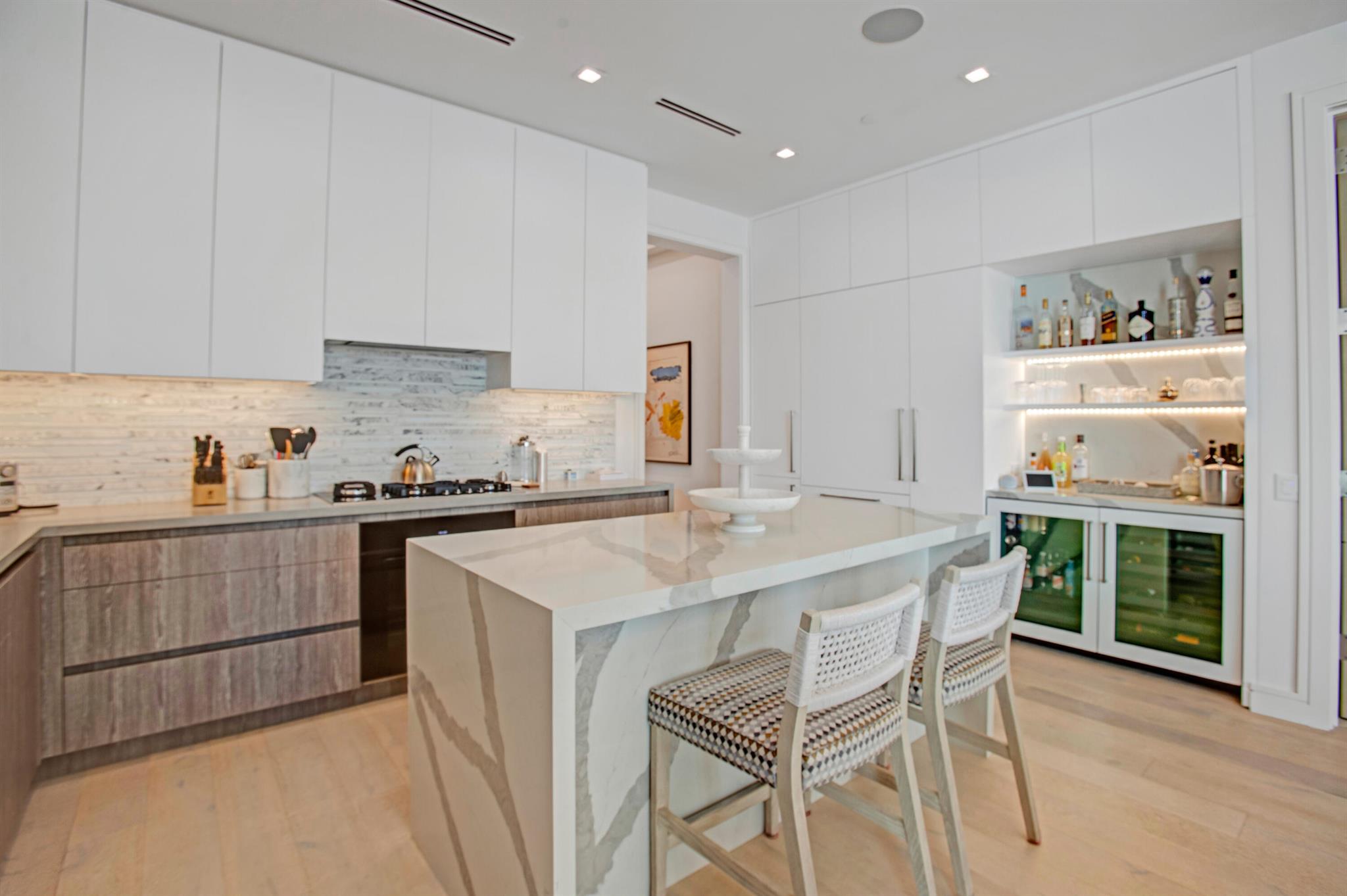 COVE 4 CONDO - Residential