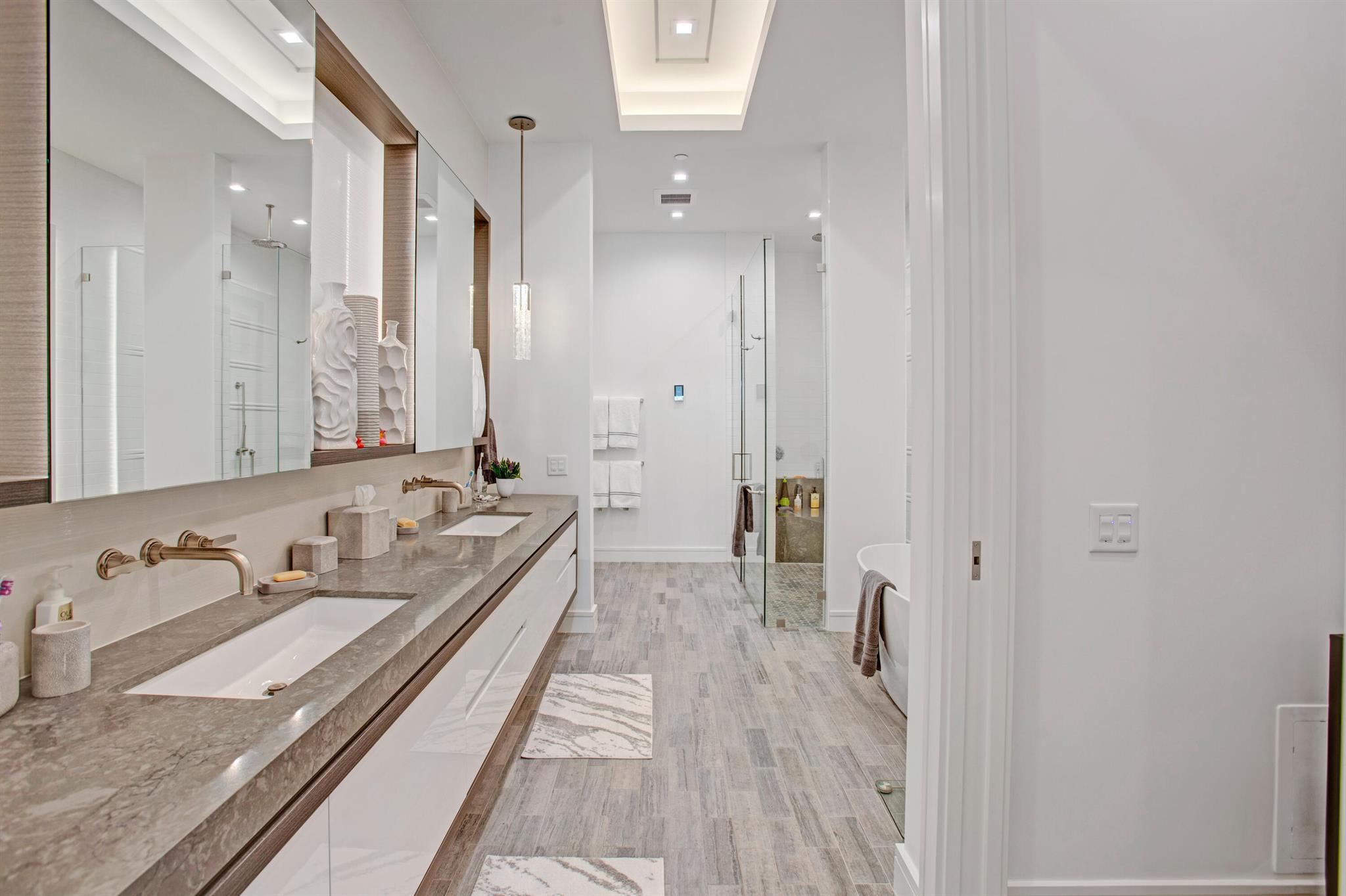 COVE 4 CONDO - Residential