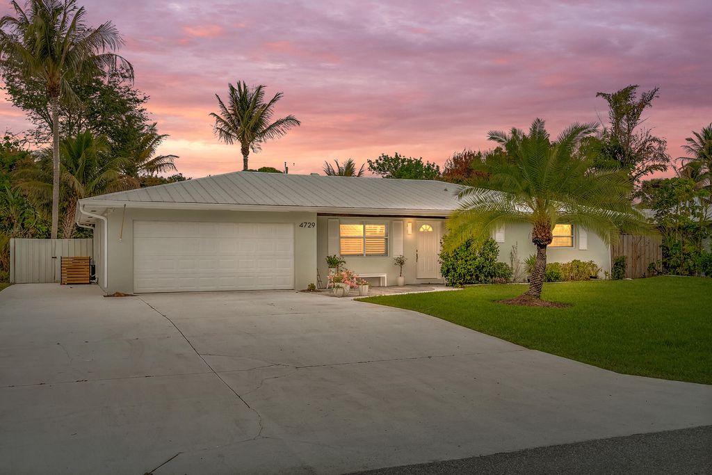 Photo of 4729 SE Bayshore Terrace, Stuart, FL 34997 (MLS # B26003691)