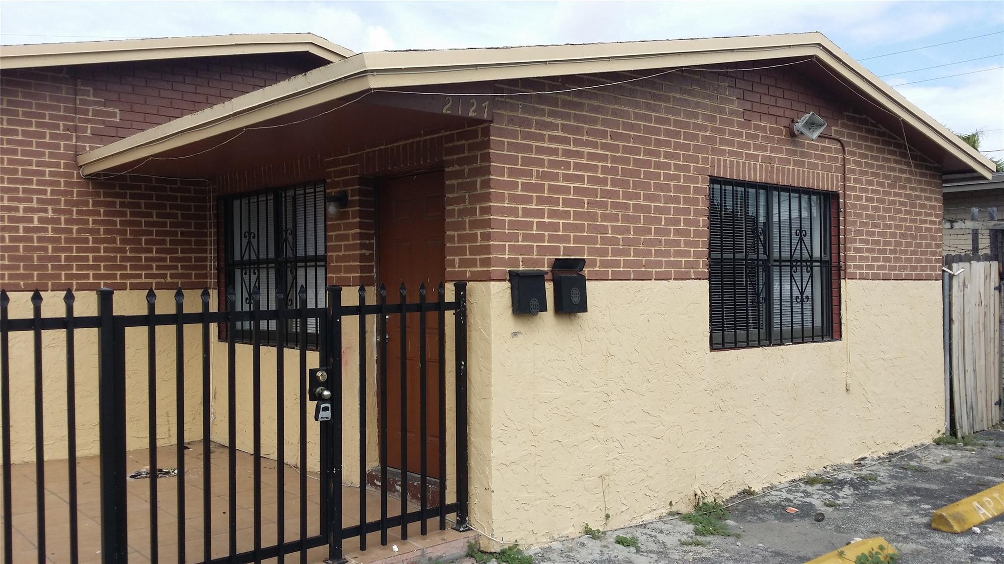 3 BEDROOM 2 BATHROOM HOME, PERFECT FOR FAMILY, WITH PRIVATE FRONT ENTRY AND PARKING, PRIVATE BACK YARD WITH FENCE. THIS UNIT FEATURES, A COMFORTABLE LAYOUT, TILE FLOORS THROUGHOUT, APPLIANCES INCLUDE A REFRIGERATOR AND STOVE.
THE HOME IS CENTRALLY LOCATED WITH QUICK ACCESS TO I-95, DOWNTOWN FORT LAUDERDALE, SHOPPING, AND BEACHES.
SPECIAL LABOR DAY WEEK FOR $2450 PER MONTH