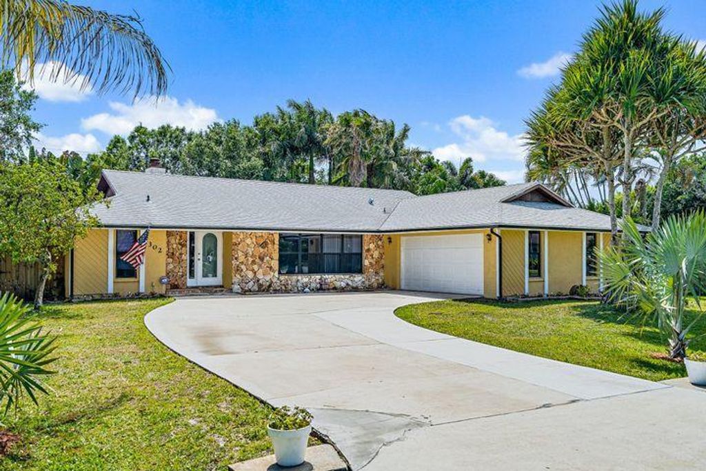 Photo of 302 SE Bayview Terrace, Port Saint Lucie, FL 34983 (MLS # R10713185)