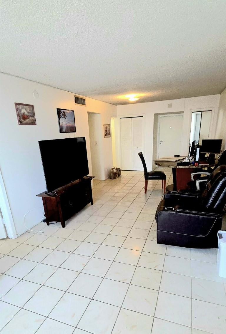 121 Golden Isles Drive 904, Hallandale Beach FL 33009