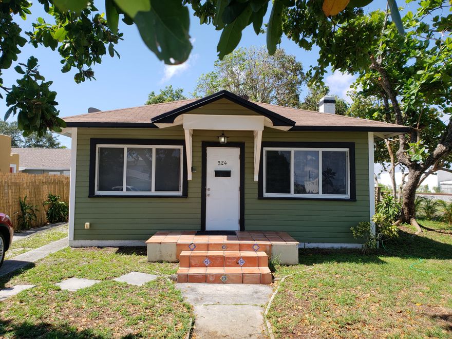 **Rent price includes electric, water, cable and internet** Very nice 3 bedroom 1 bathroom house located east of I-95 close to downtown WPB, airport and beaches.