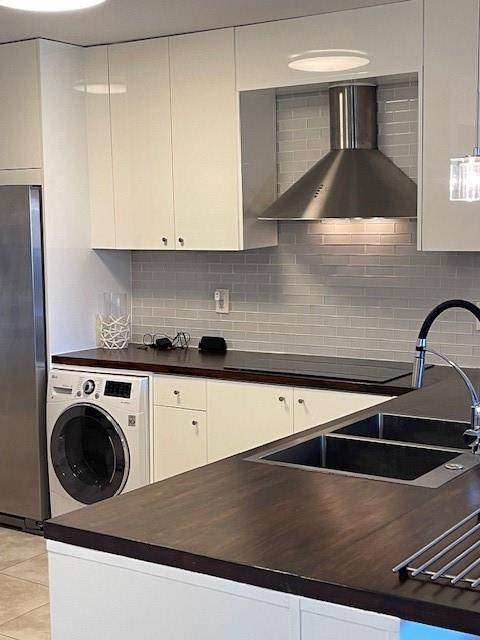 EXCELLENT LOCATION WITH CITY AND OCEAN VIEWS! COMPLETELY REMODELED UNIT WITH STAINLESS STEEL APPLIANCES. WASHER AND DRYER IN UNIT. MASTER BEDROOM HAS A QUEEN SIZE BED, GUEST ROOM HAS A QUEEN SIZE SOFA BED AND THERE IS AN ADDITIONAL SOFA BED IN LIVING ROOM. WALKING DISTANCE TO RESTAURANTS AND ALL THE ENTERTAINMENT THAT LAUDERDALE BY THE SEA HAS TO OFFER. AVAILABLE NOV 1ST