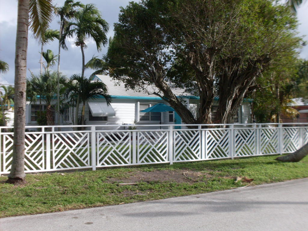 LOVELY FLORIDA HOME IN HISTORIC AREA OF DELRAY BEACH. ALL WOOD FLOORS, NEWER A/C AND NEW WATER HEATER. ENCLOSED FRONT PORCH WITH A/C. LARGE FAMILY ROOM, ALL BEDROOMS HAVE FANS. NEW WINDOW TREATMENTS, HUGE BACKYARD, GREAT LOCATION WALK TO ATLANTIC AVE. TENANT APPROVAL CONTINGENT UPON CREDIT AND BACKGROUND CHECK.