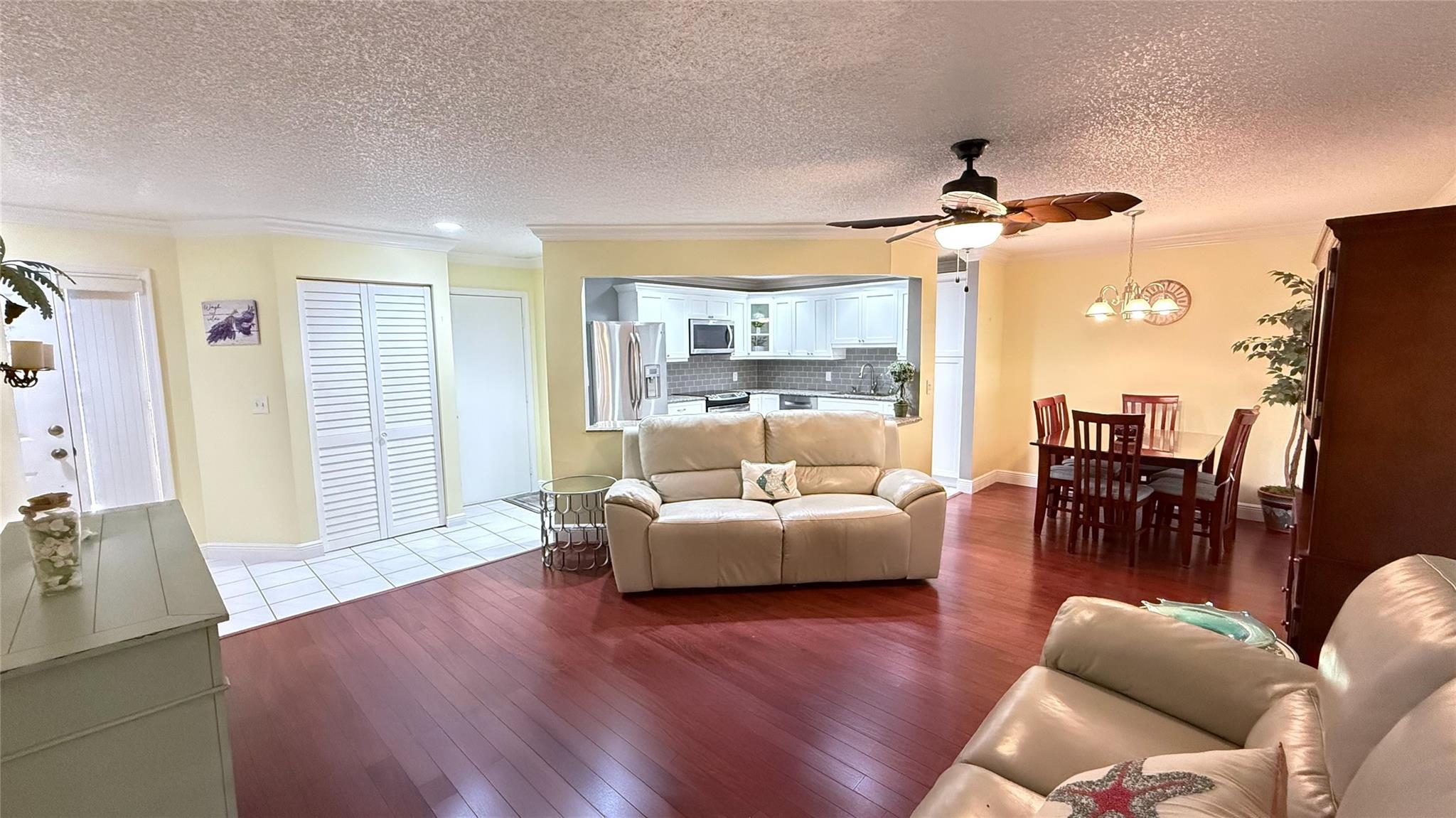 10 E Lexington Ln E B