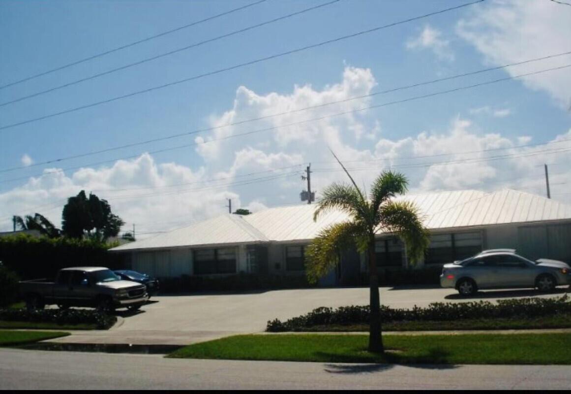 2/2 end unit. 2 assigned parking spaces. Washer/dryer in unit. East of US1 and walking distance to restaurants bars and shopping.