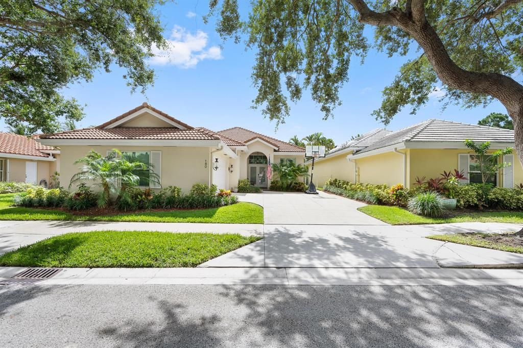 Photo of 180 Hampton Place, Jupiter, FL 33458 (MLS # R10730846)