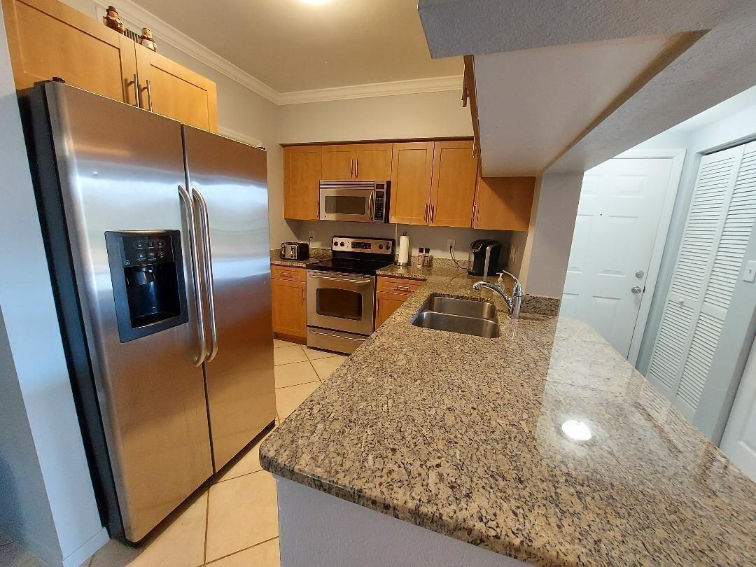 VILLAS AT EMERALD DUNES CONDO - Residential Lease