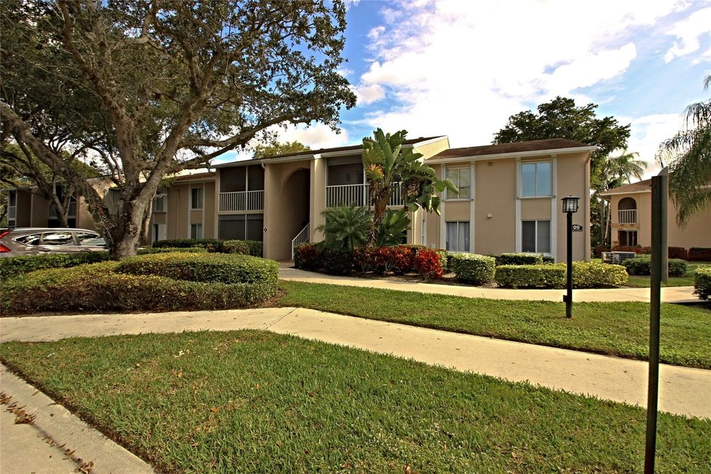 Photo of 13750 Oneida Dr #D2, Delray Beach, FL 33446 (MLS # F10420134)