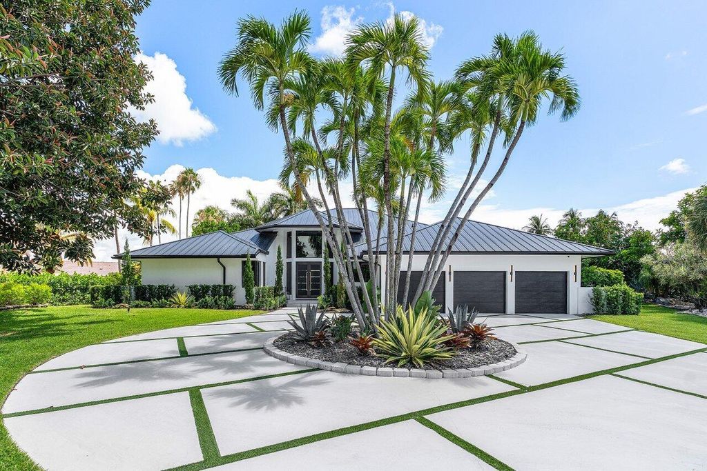 Photo of 4825 Bocaire Boulevard, Boca Raton, FL 33487 (MLS # B26009192)