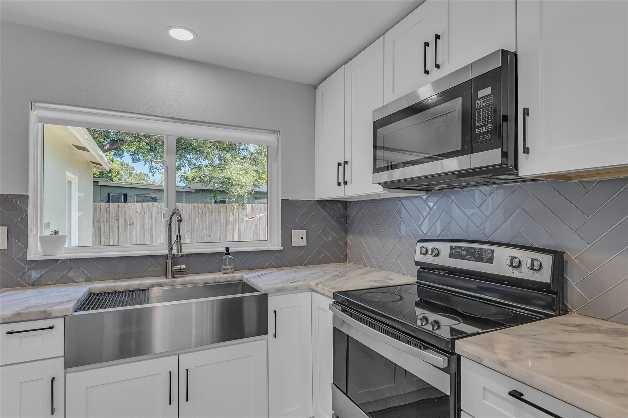 1006 SW 21 St