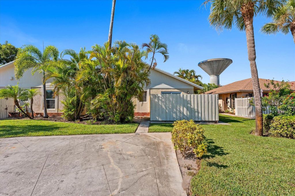 Photo of 193 SE 1st Circle #B, Boynton Beach, FL 33435 (MLS # R11116166)