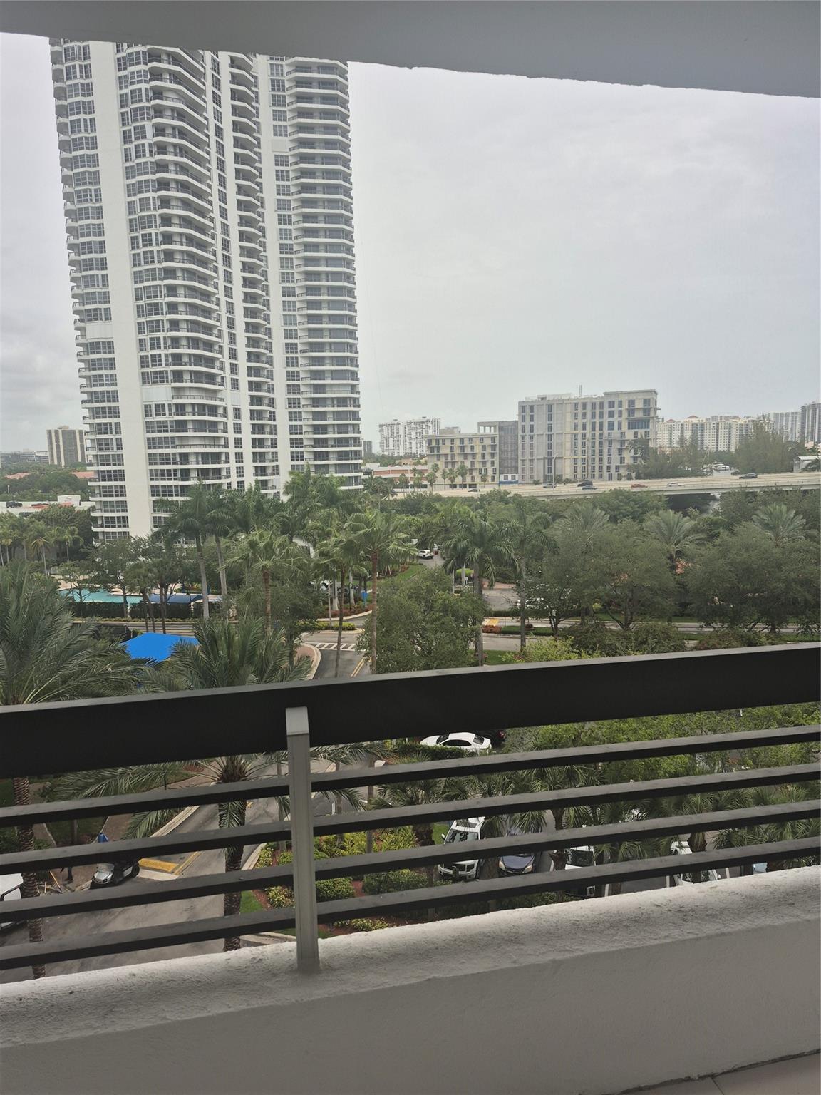 3600 Mystic Pointe Dr 811
