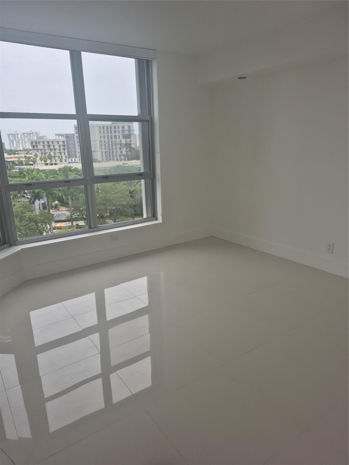 3600 Mystic Pointe Dr 811