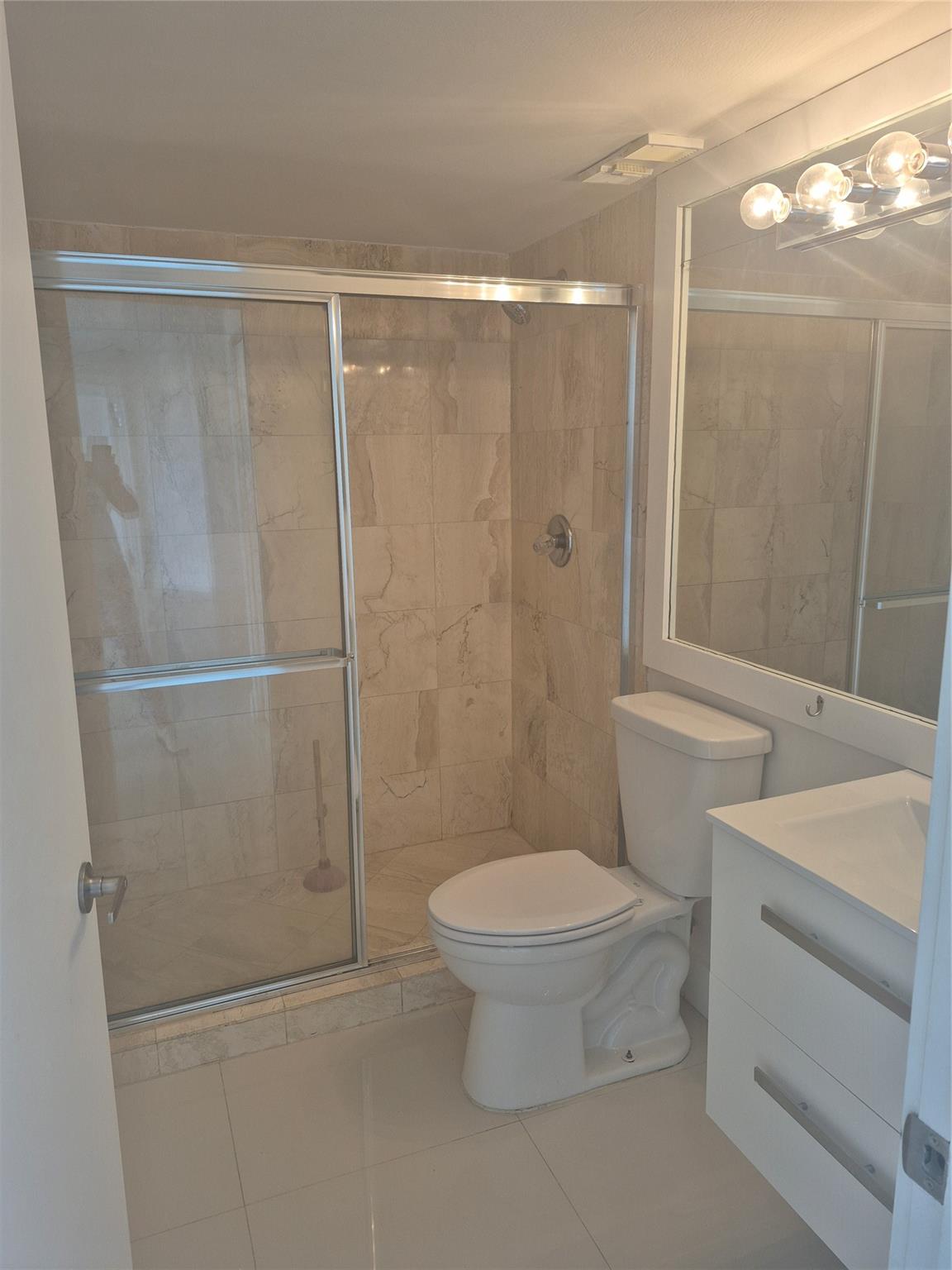 3600 Mystic Pointe Dr 811