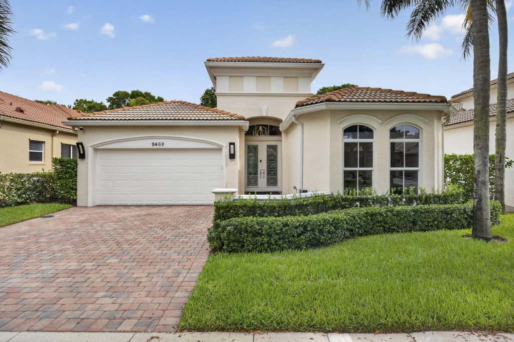 Photo of 9469 VIA ELEGANTE, Wellington, FL 33411 (MLS # B26060258)
