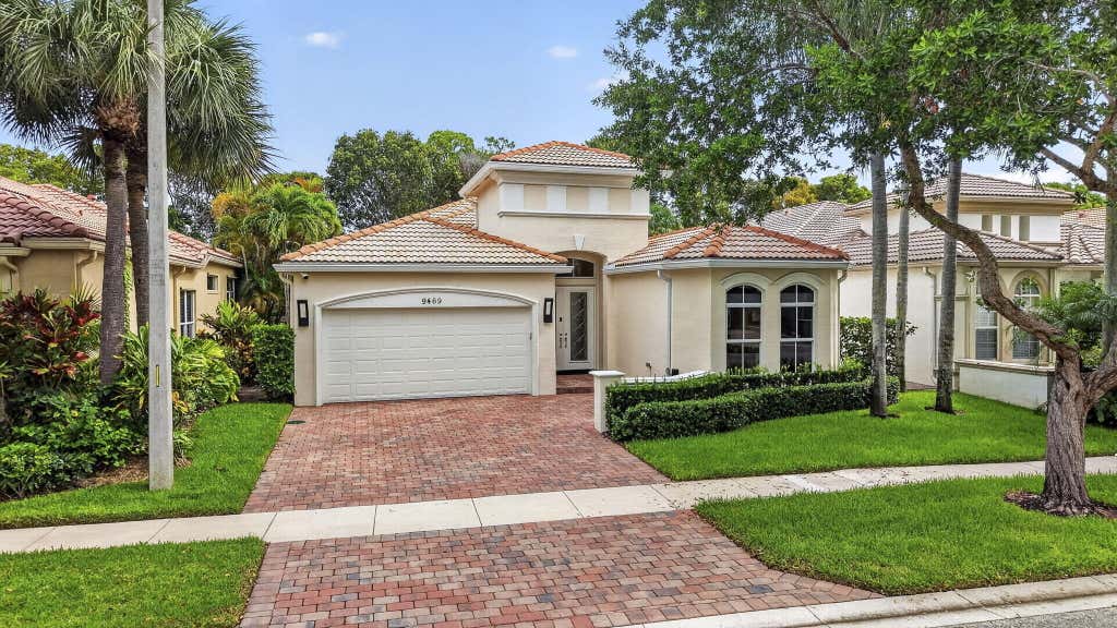 Photo of 9469 VIA ELEGANTE, Wellington, FL 33411 (MLS # B26060258)