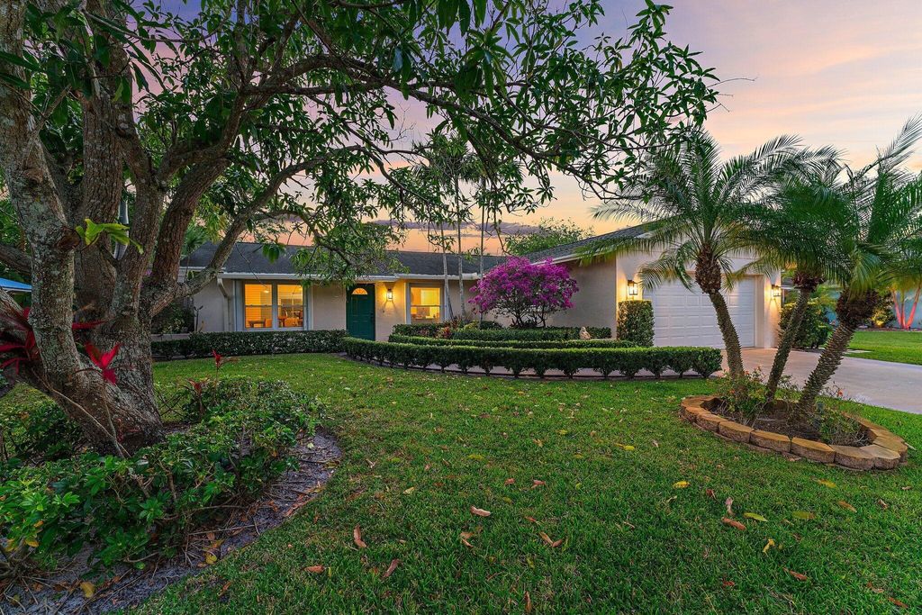 Photo of 714 S Pennock Lane, Jupiter, FL 33458 (MLS # R10978090)