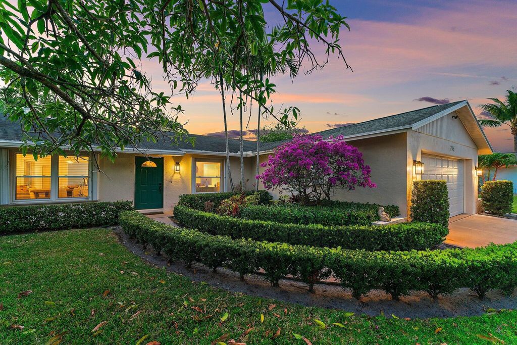 Photo of 714 S Pennock Lane, Jupiter, FL 33458 (MLS # R10978090)