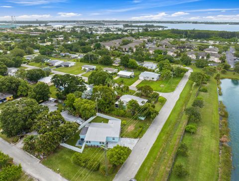 Photo of 1310 4th Court, Vero Beach, FL 32960 (MLS # B26014419)