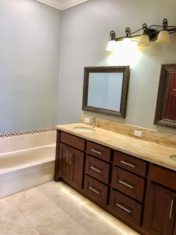 HAMPTONS AT MAPLEWOOD - Residential Lease