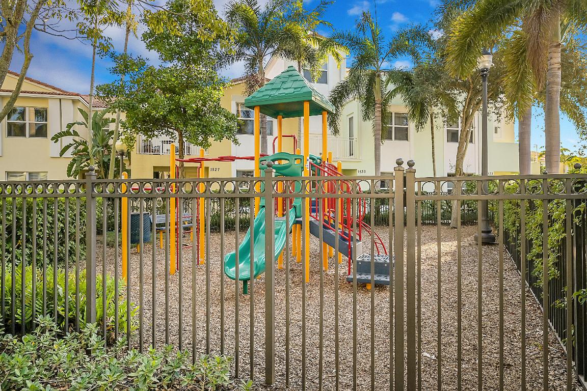 BLUE LAKE TOWNHOMES - Residential Lease