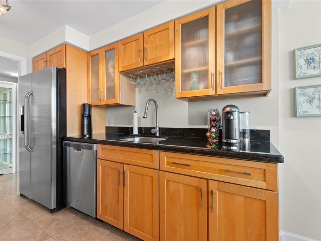 MAYFAIR HOUSE CONDO - Residential