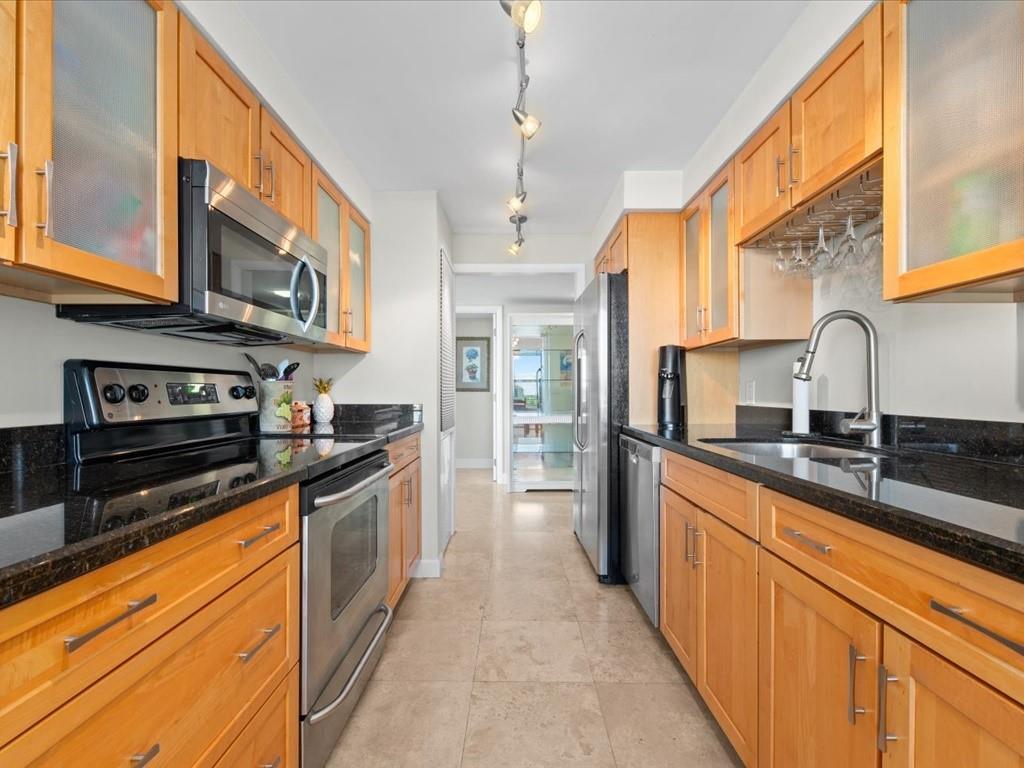 MAYFAIR HOUSE CONDO - Residential