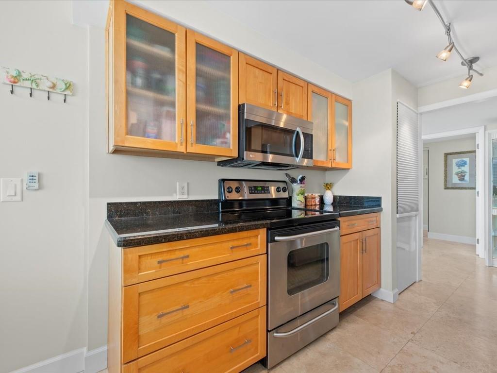 MAYFAIR HOUSE CONDO - Residential