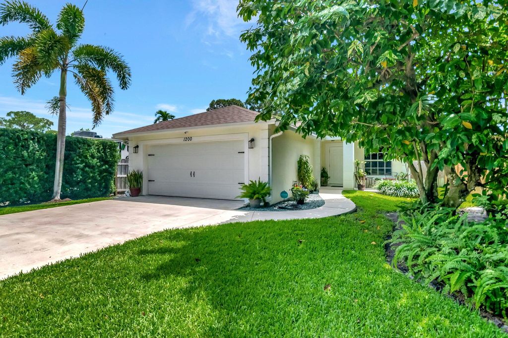 Photo of 1200 NW 7th Court, Boynton Beach, FL 33426 (MLS # R10989741)