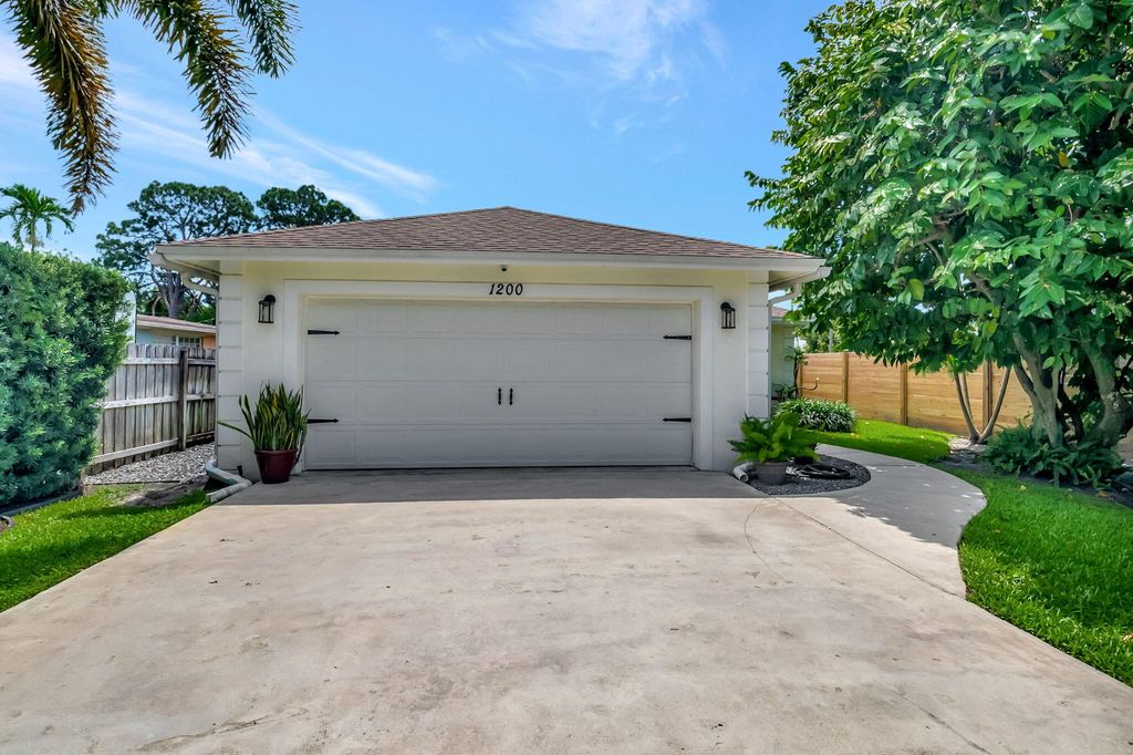 Photo of 1200 NW 7th Court, Boynton Beach, FL 33426 (MLS # R10989741)