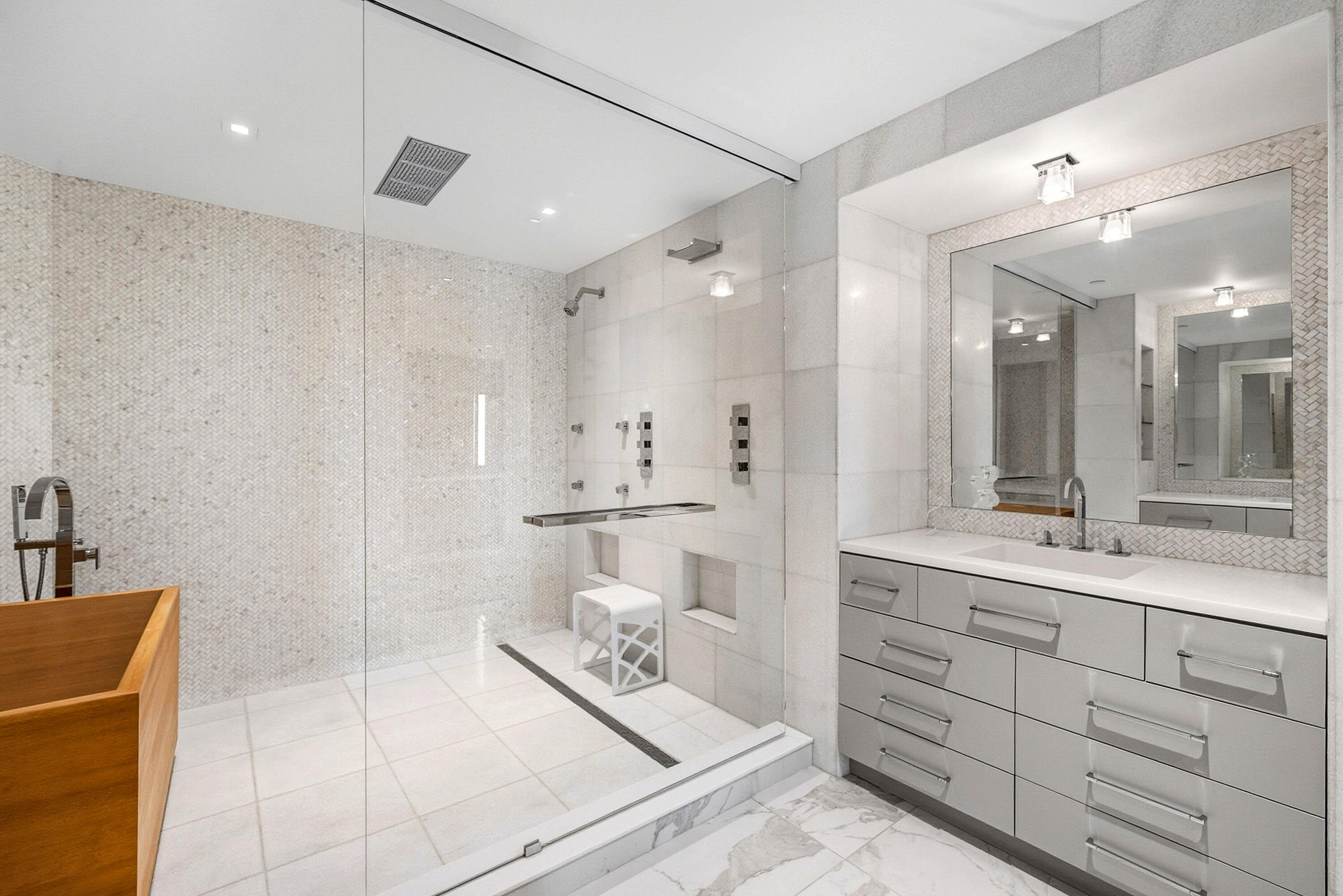 TWENTY ONE HUNDRED CONDO - Residential