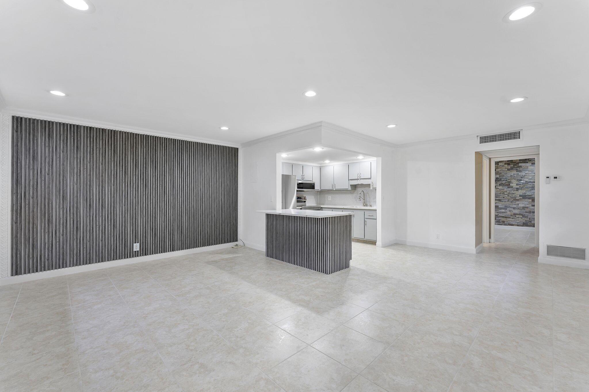 KINGS POINT BRITTANY COND - Residential