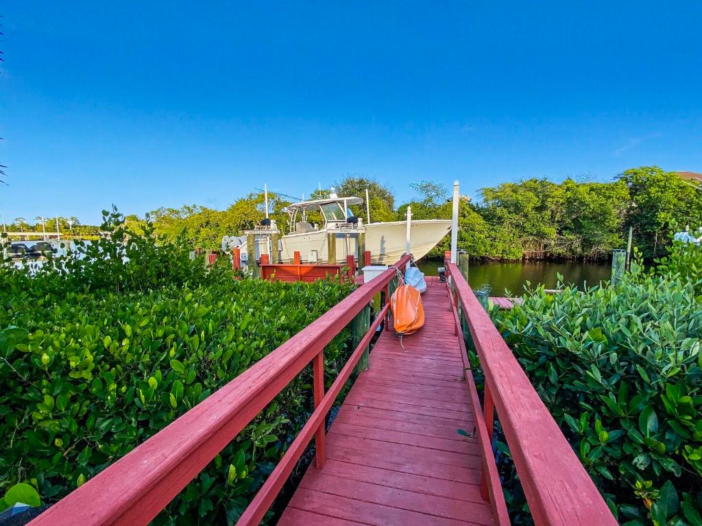 18989 SE Windward Island Lane